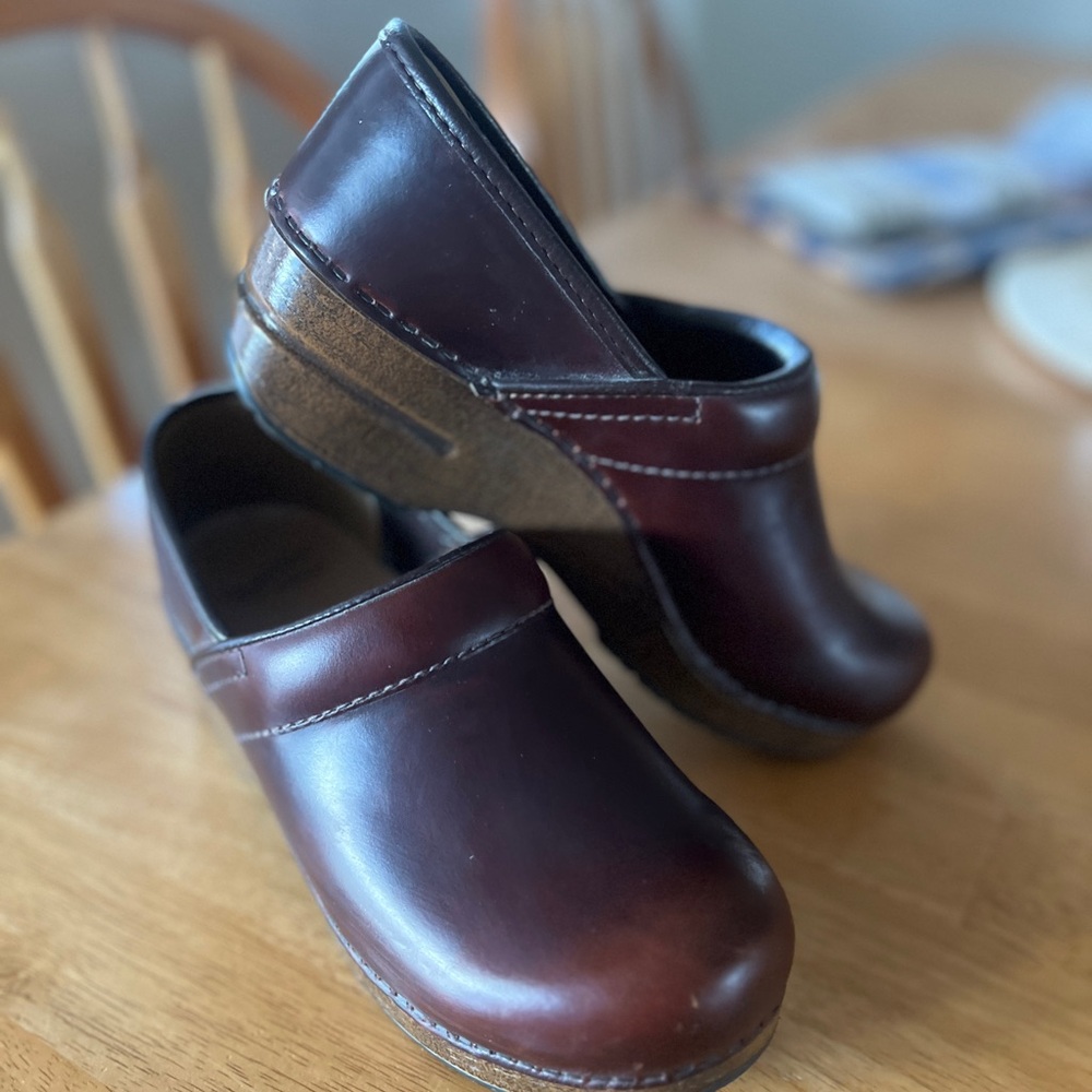 women’s dansko clogs - size 37